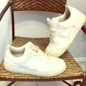 White Nike airforce 1’s
